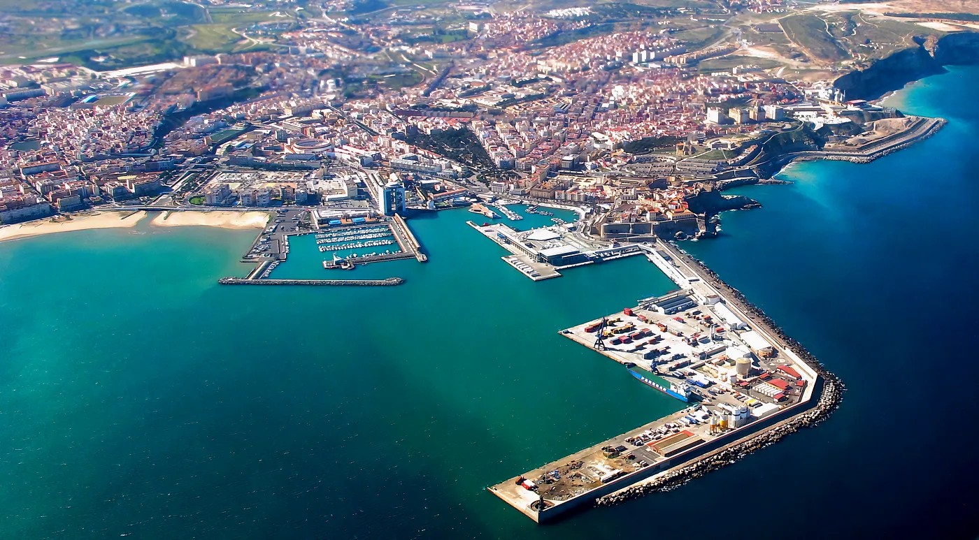 Vista aérea de Melilla, su puerto y su frontera