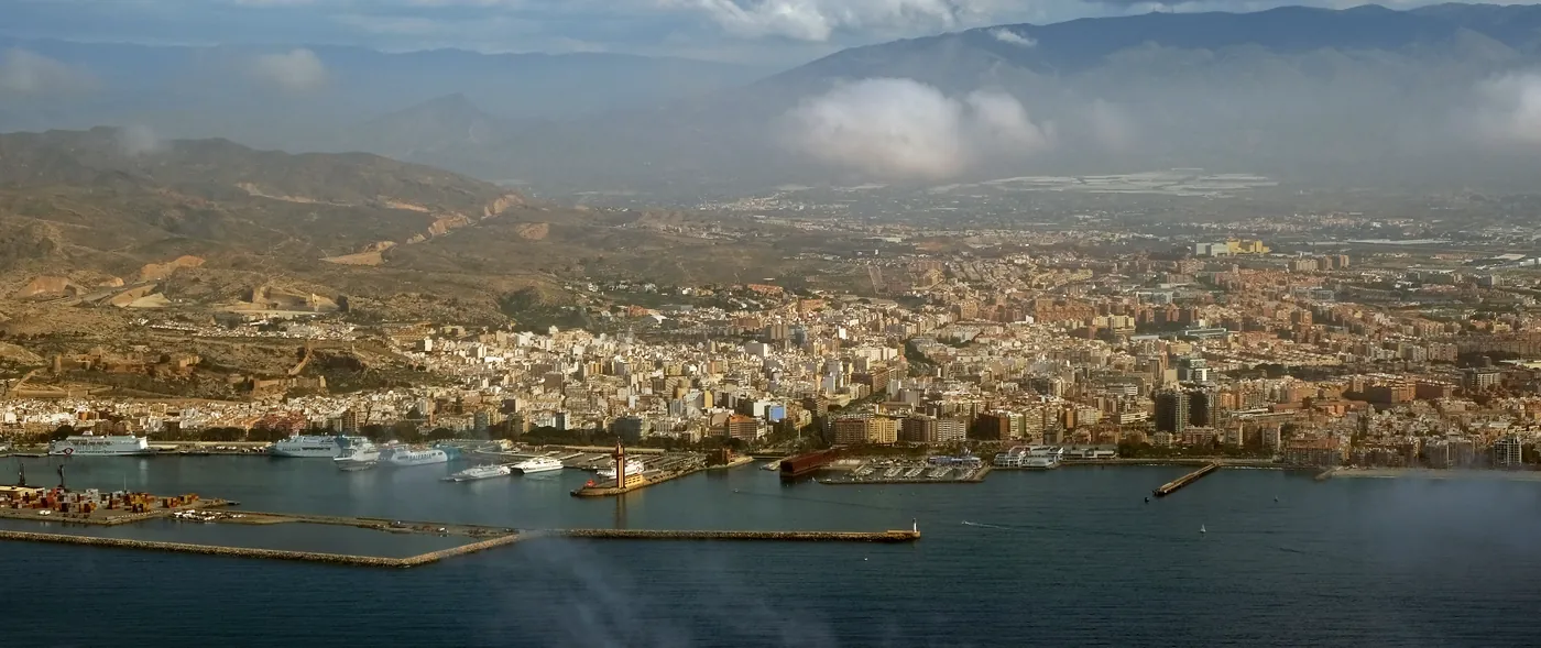 Puerto de Almería con los ferris de la línea de Melilla y la terminal de contenedores