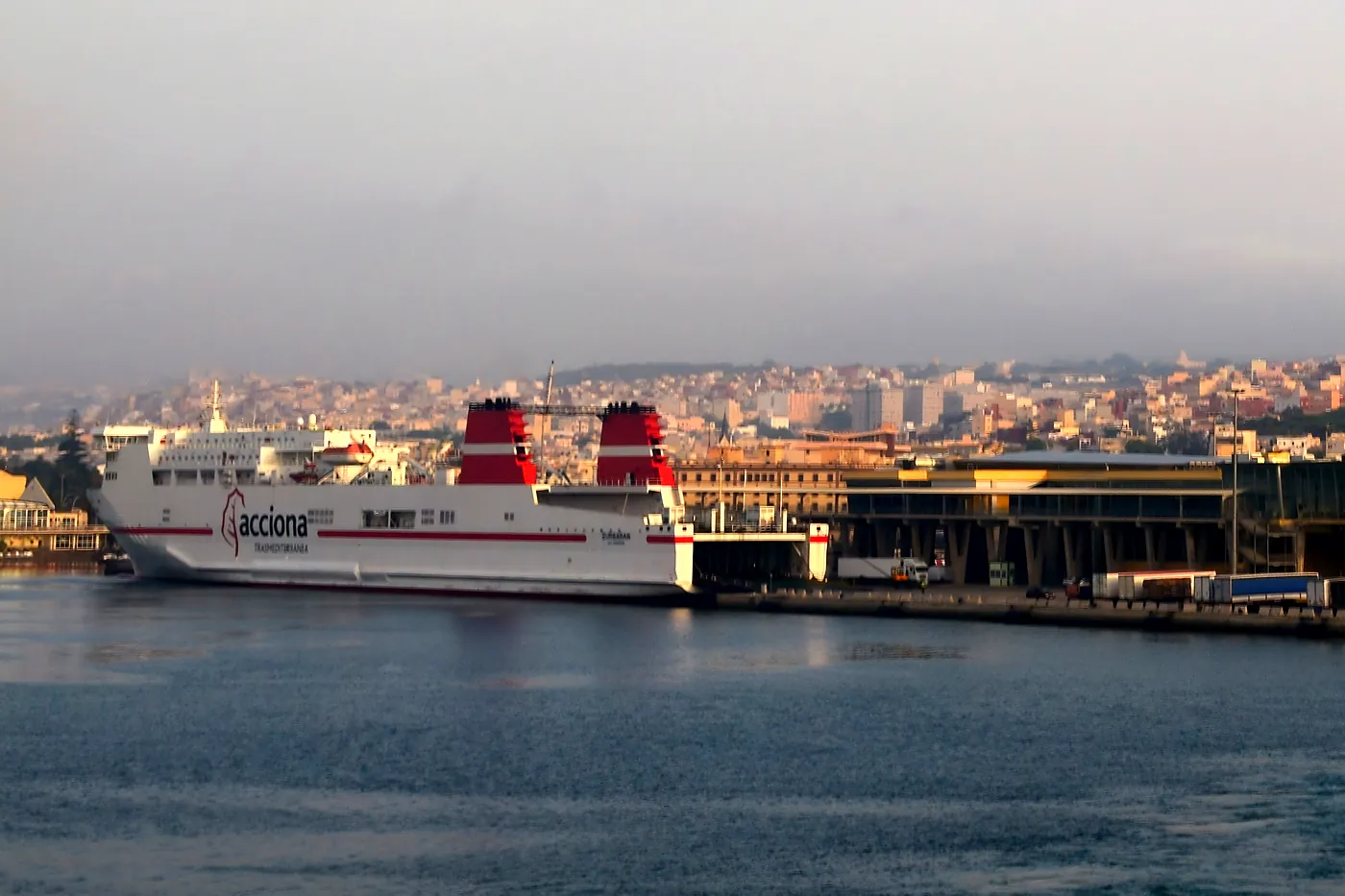 Ferry atracado en la Estación Marítima del Puerto de Melilla al amanecer