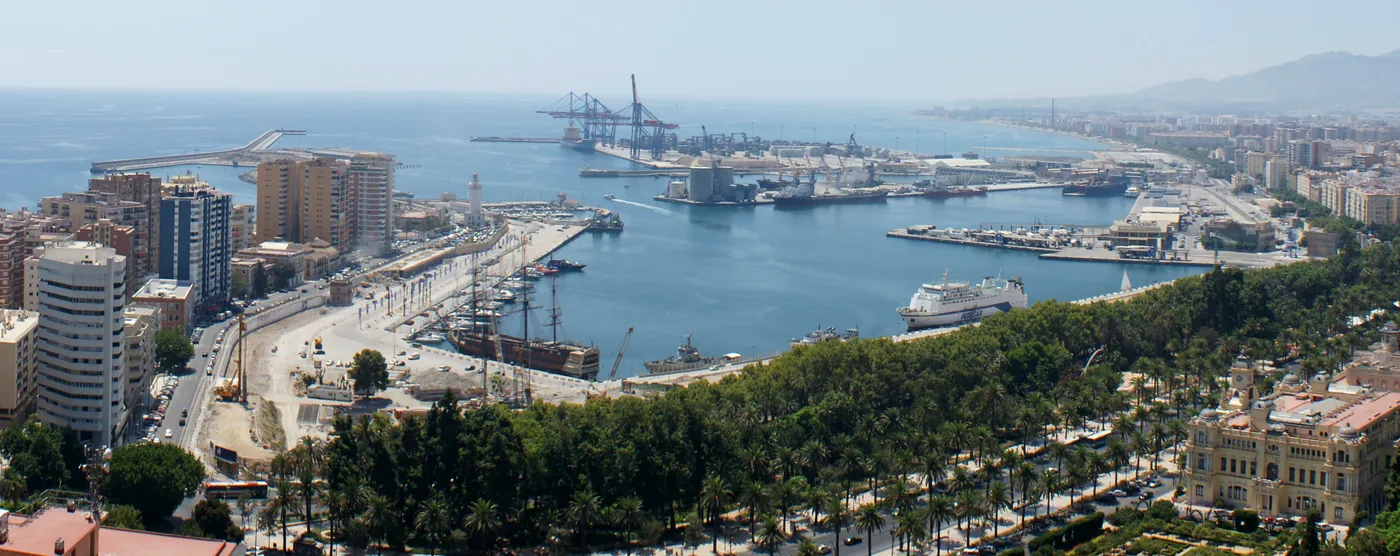 Puerto de Málaga con la terminal de contenedores y la dársena, origen de la línea marítima a Melilla