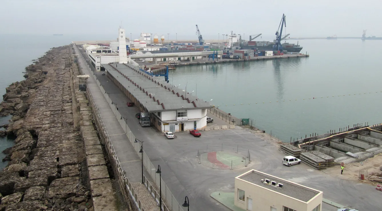 Muelle comercial del Puerto de Melilla con grúas y contenedores